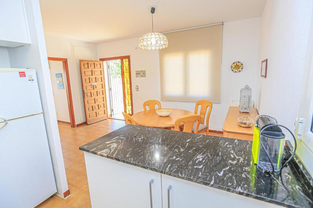 Kuchyňa alebo kuchynka v ubytovaní LITORAL COSTA DORADA - VILLA LAURA II Only families