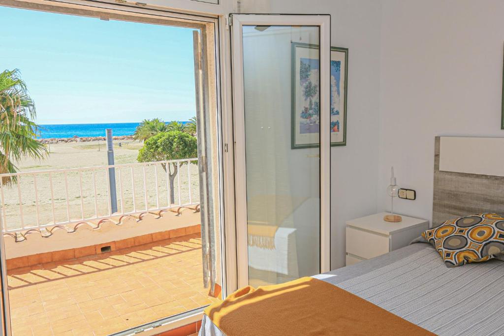 Posteľ alebo postele v izbe v ubytovaní LITORAL COSTA DORADA - VILLA LAURA II Only families