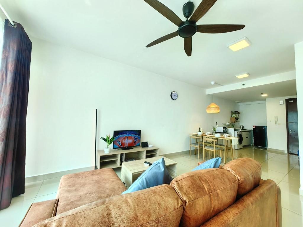 un soggiorno con divano e ventilatore a soffitto di U 1-10Pax 2Room Trefoil Cozy Home Setia Alam Wifi a Setia Alam