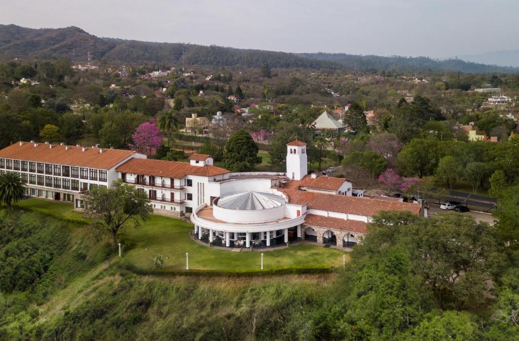 uma vista aérea de um edifício numa colina em Hotel Altos de la Viña em San Salvador de Jujuy