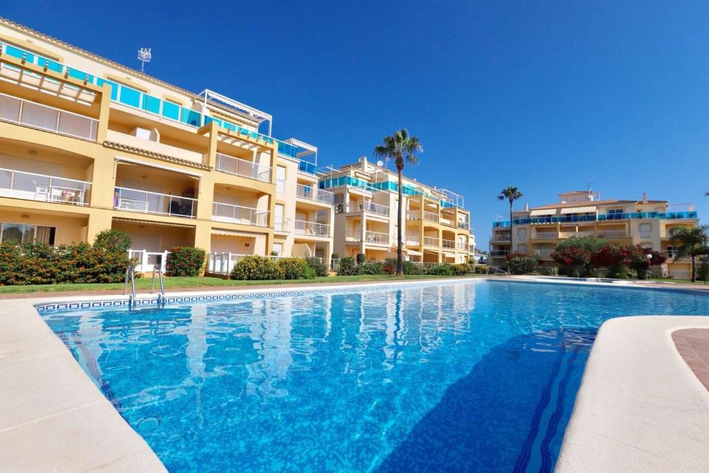 une piscine en face d'un grand immeuble dans l'établissement 2 bedrooms apartement at Denia 300 m away from the beach with shared pool and furnished terrace, à Dénia