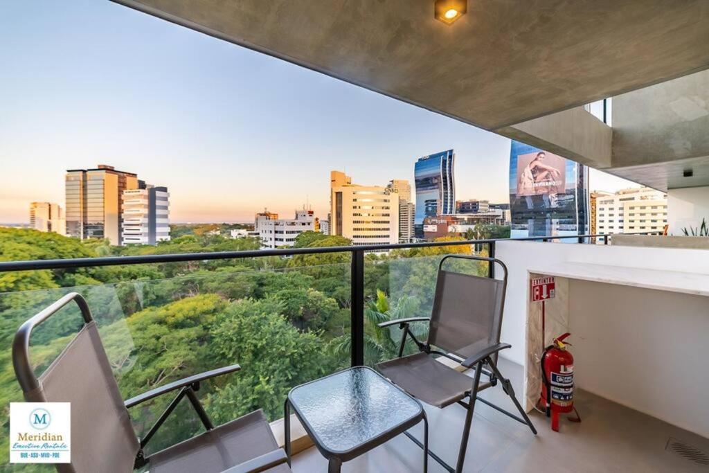 een balkon met stoelen en uitzicht op de stad bij Tribeca del Sol - 501 in Asuncion