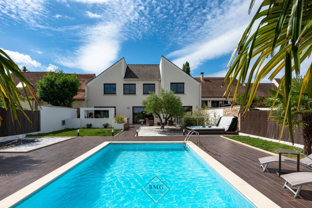 une piscine dans l'arrière-cour d'une maison dans l'établissement Luxury villa near Disneyland Bmyguest, à Gouvernes