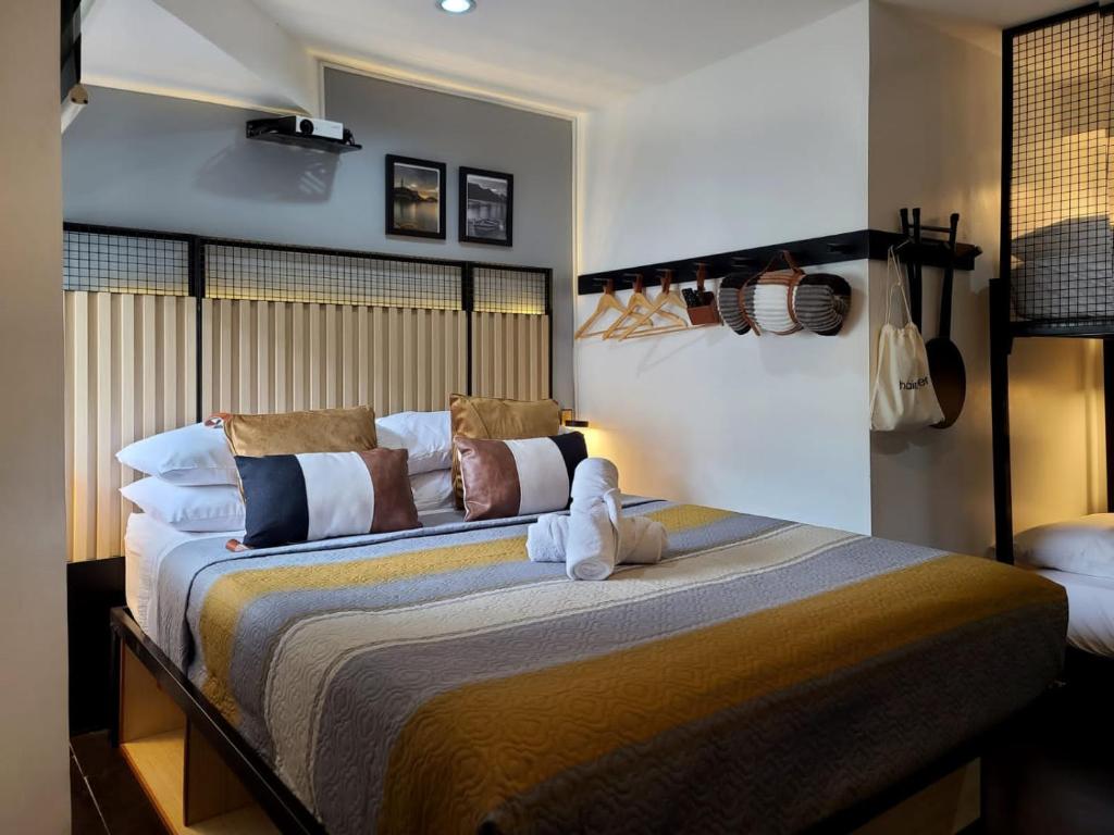 1 dormitorio con 1 cama grande en una habitación en BGC Central Comforts, en Manila