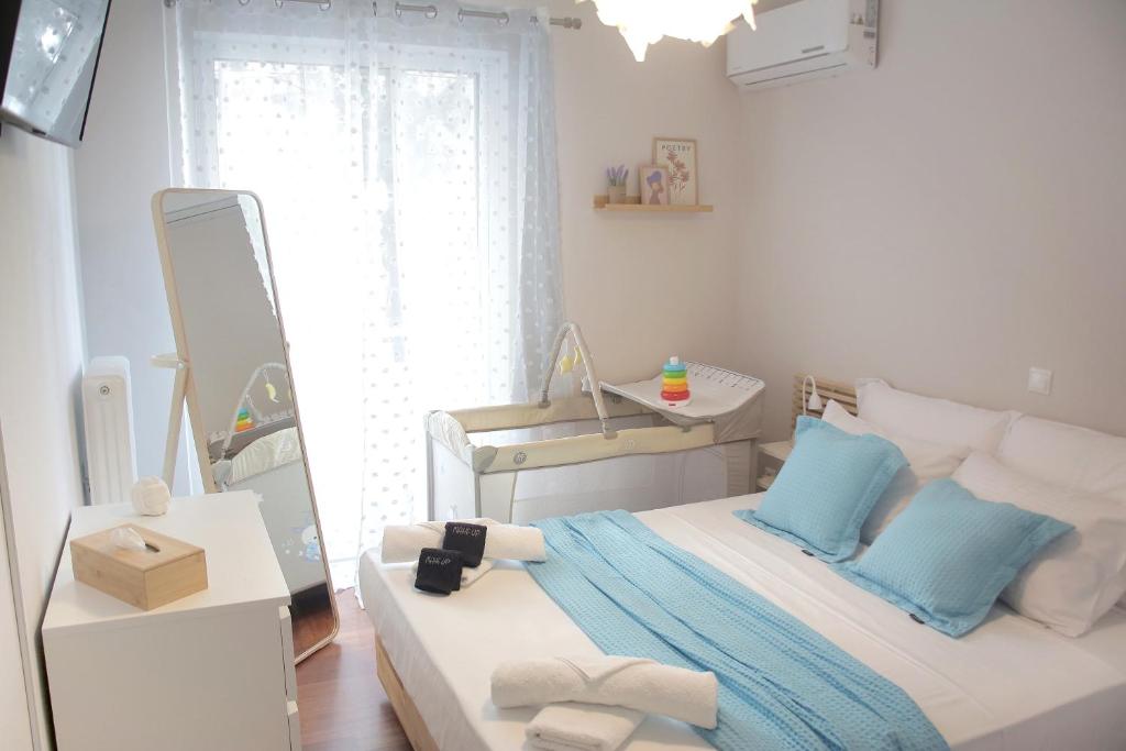 a white bedroom with a bed and a mirror at Apartamento Central - La Amistad in Athens
