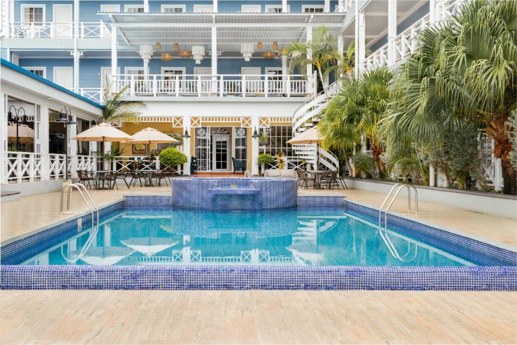 a swimming pool in the middle of a building at Hotel Casona del Lago in Flores