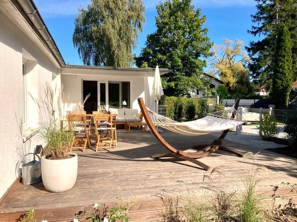 a hammock on the patio of a house at Moderner Bungalow im Seebad Bansin, 200 Meter zum Strand in Bansin
