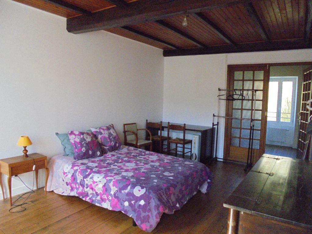 Postel nebo postele na pokoji v ubytování Logement chez l'habitant!