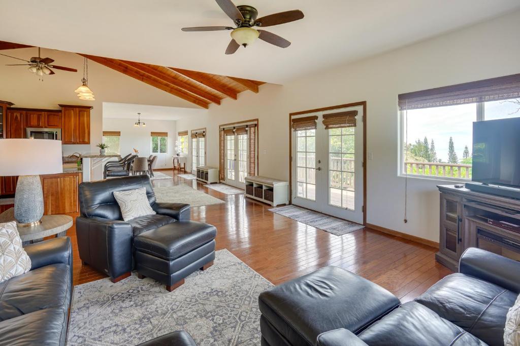 Posezení v ubytování Hawaiian Retreat with Ocean Views in Captain Cook!