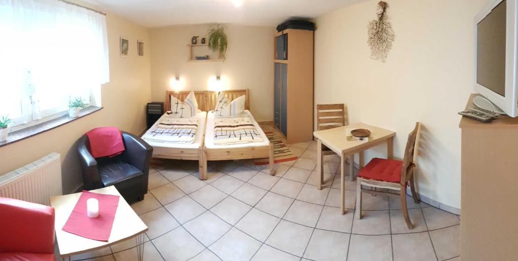 ein kleines Wohnzimmer mit einem Tisch und Stühlen in der Unterkunft Ruhige Ferienwohnung in Niepars in Niepars