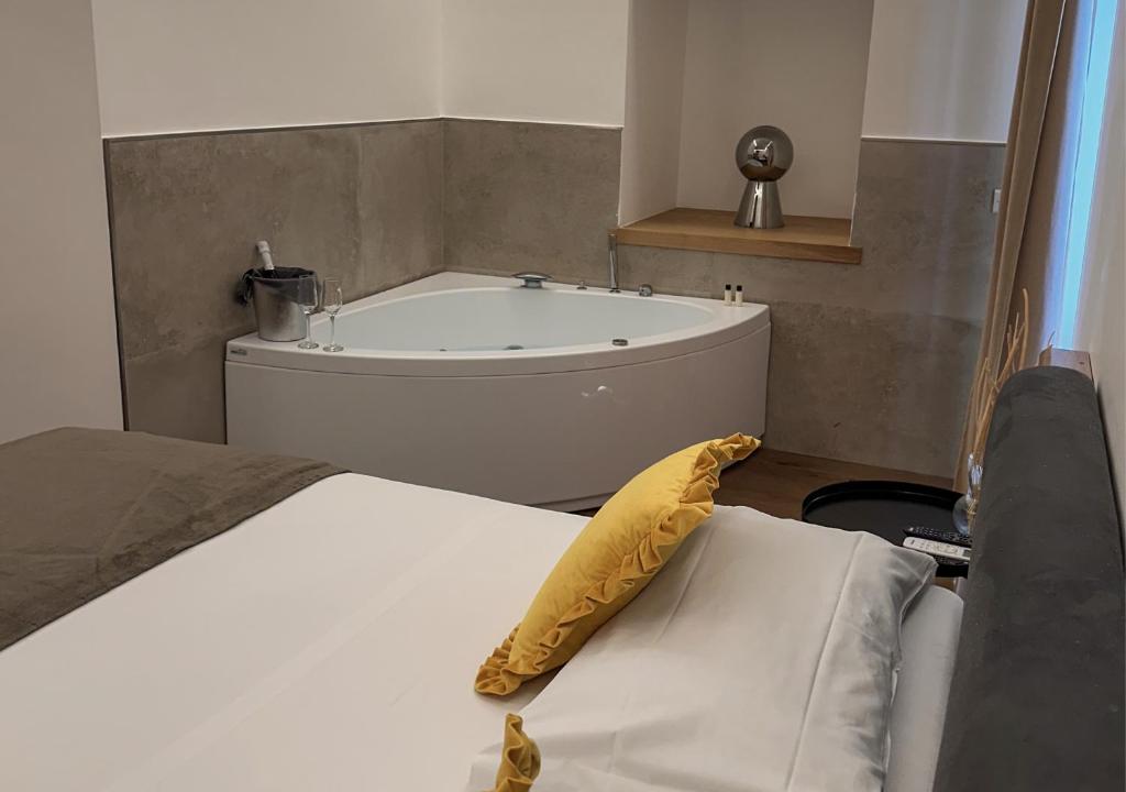 una camera con letto e vasca da bagno di Olympus Capua a Capua