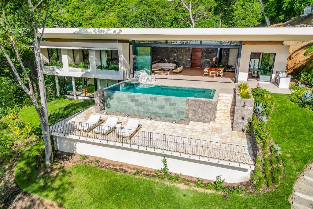 - une vue aérienne sur une maison avec une piscine dans l'établissement Jungle Sanctuary, à El Jobo