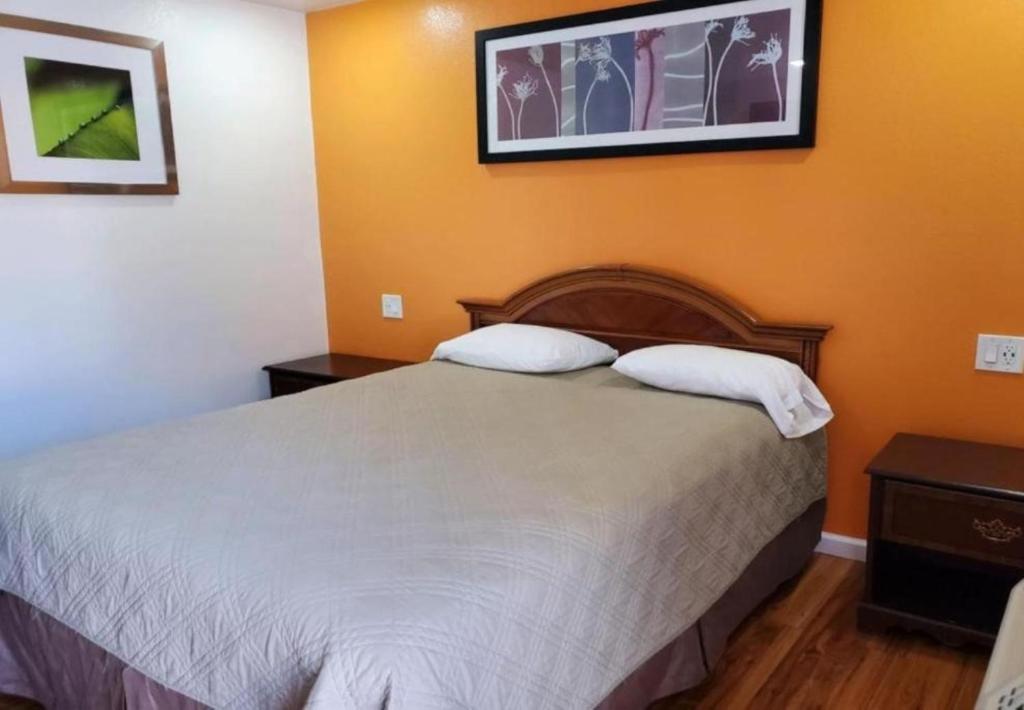 Katil atau katil-katil dalam bilik di Premier Inn & Suites