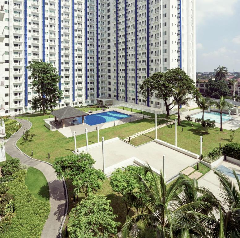 un grand immeuble avec un parc et une piscine dans l'établissement Grass residence tower2 29th, à Manille