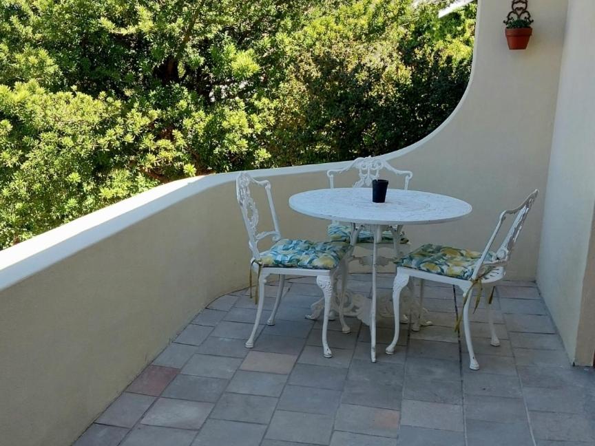 13 Steps - Family Room With Garden View
