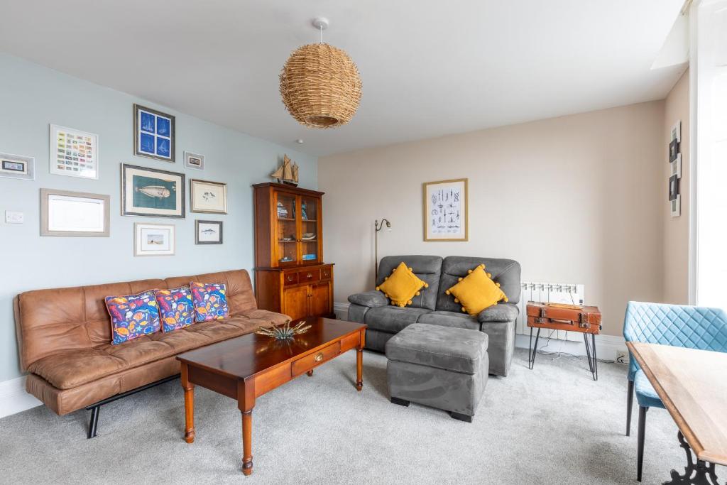 uma sala de estar com um sofá e uma mesa em BEACH VIEW - Amazing Sea Views em Lytham St Annes
