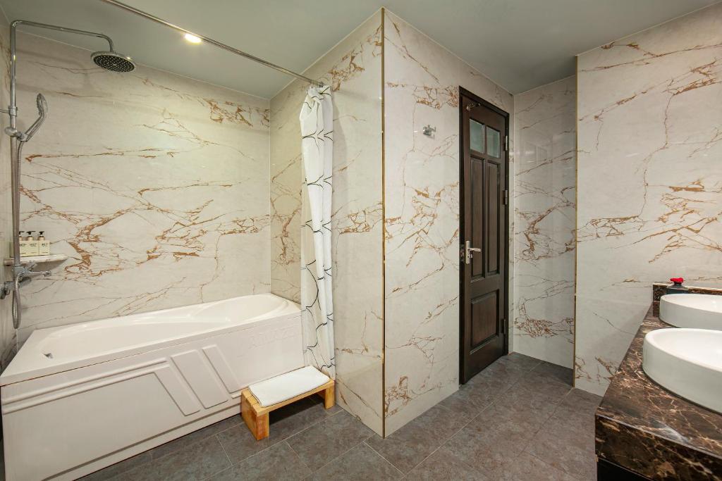 Suite Royal với Ban công