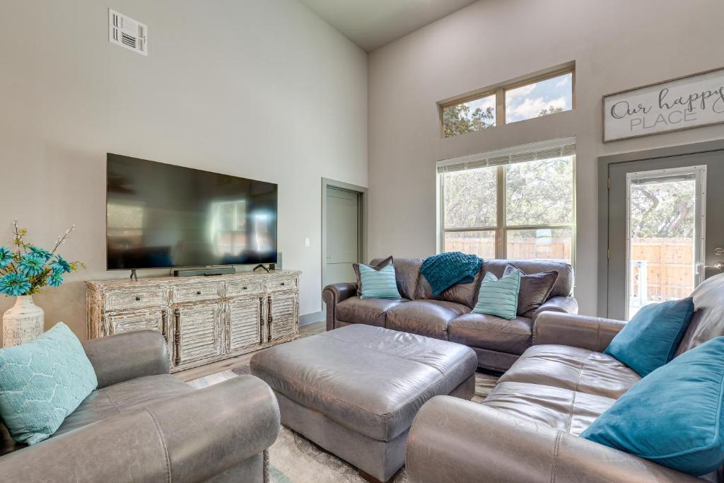 Una sala de estar con sofás y un televisor de pantalla plana. en Modern Canyon Lake Vacation Home with Furnished Deck, en Canyon Lake