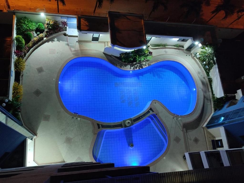 una vista aérea de una gran piscina azul en Torres Sobrium 2 habitaciones Sleep 6, en Tonsupa
