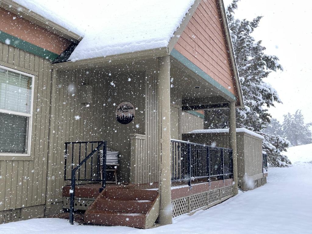 uma casa com neve caindo na frente dela em Juniper Ridge Chalet at Eagle Crest Resort em Redmond