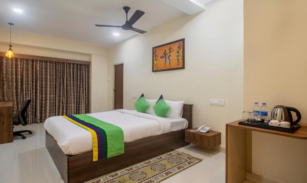 a bedroom with a bed in a room at Treebo Trend Navya The Park in Hyderabad