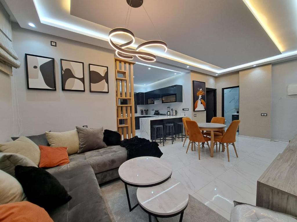 a living room with a couch and a table at Le Penseur - Gare TGV/Plage 3mn in Tangier