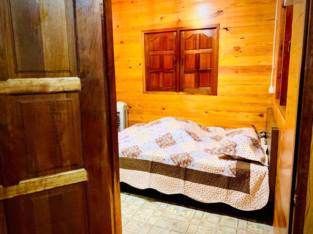 Postel nebo postele na pokoji v ubytování Elevated Serenity Lodge in Khao Kho