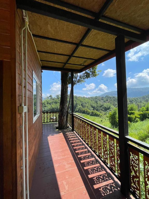 Balkón nebo terasa v ubytování Elevated Serenity Lodge in Khao Kho