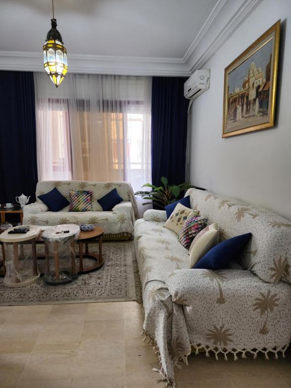 un soggiorno con 2 divani e un tavolo di Appartement S+2 à lac 1 à côté hôtel Movempick a Tunisi