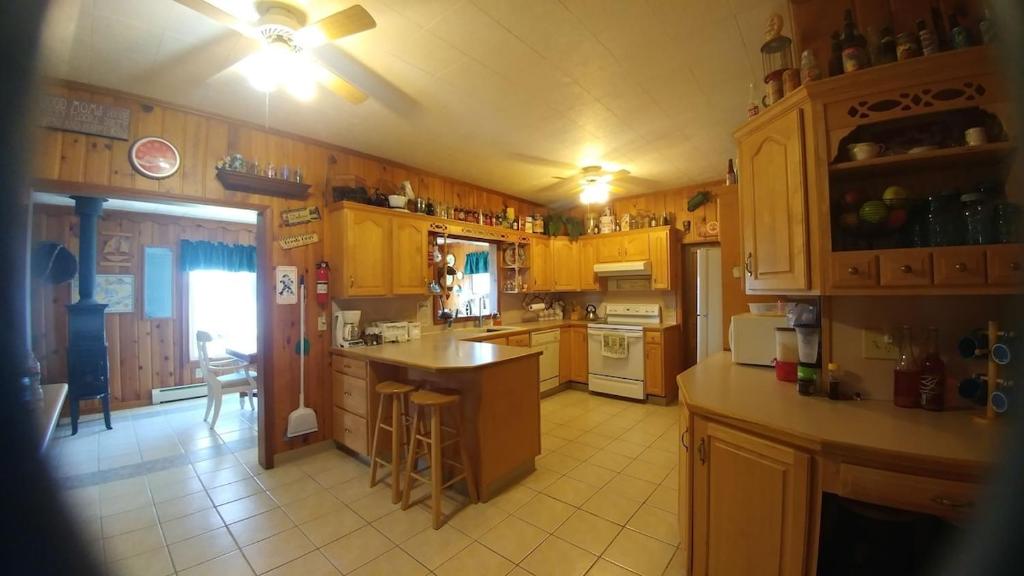 uma cozinha com armários de madeira e uma bancada em South Shore Resort - The Lodge em Twin Lake