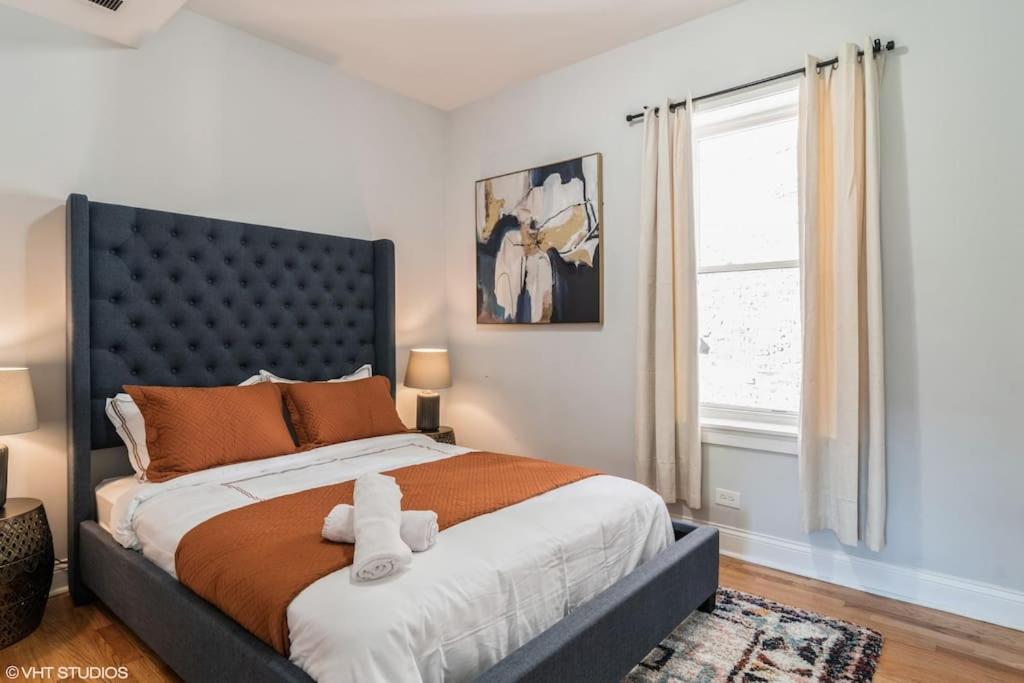 een slaapkamer met een groot bed met twee knuffels erop bij 2 Bed l 5 min from Med District l Free Parking in Chicago