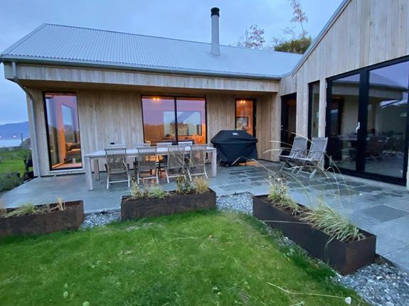 a house with a patio with a table and chairs at Hytte til leie i Ryfylke in Hjelmeland