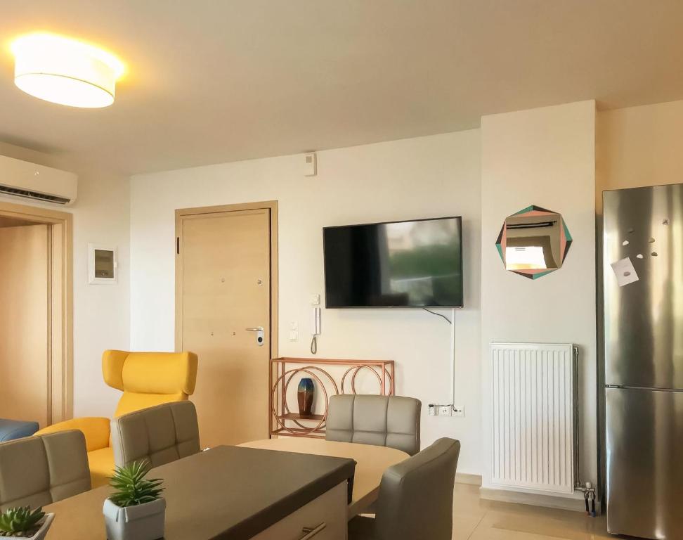 Televízia a/alebo spoločenská miestnosť v ubytovaní Freedom Apartment Rethymno