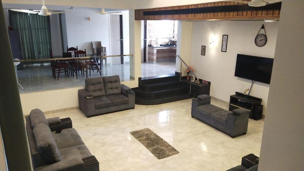 TV a/nebo společenská místnost v ubytování Mer Vue Villa, Kovalam, ECR, Chennai