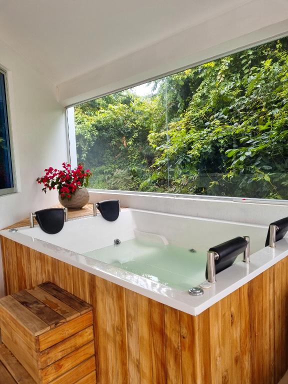 baño con lavabo y ventana en Penthouse Anapoima Centro con jacuzzi privado, en Anapoima