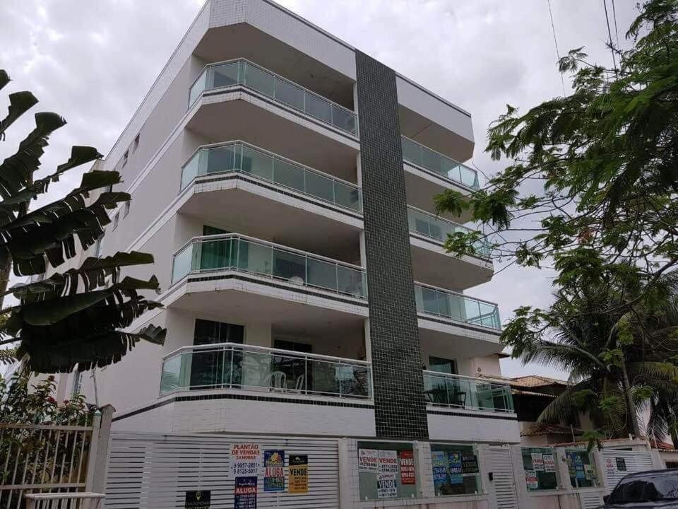 a tall white building with balconies at Portinari 2 in Rio das Ostras