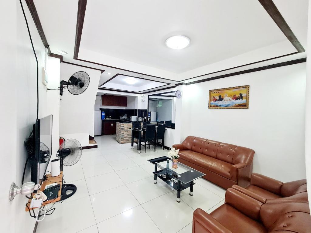 TV a/nebo společenská místnost v ubytování Calapan Transient House Acacia L37