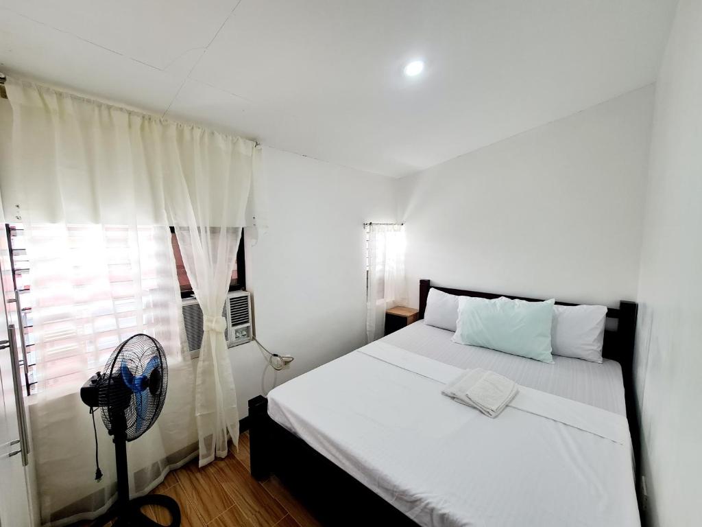 Postel nebo postele na pokoji v ubytování Calapan Transient House Acacia L37