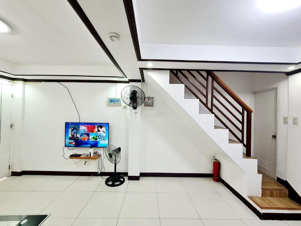 TV a/nebo společenská místnost v ubytování Calapan Transient House Acacia L37
