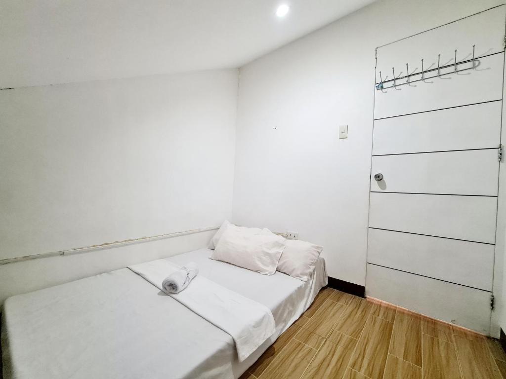 Postel nebo postele na pokoji v ubytování Calapan Transient House Acacia L37