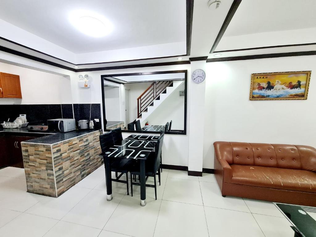 Kuchyň nebo kuchyňský kout v ubytování Calapan Transient House Acacia L37