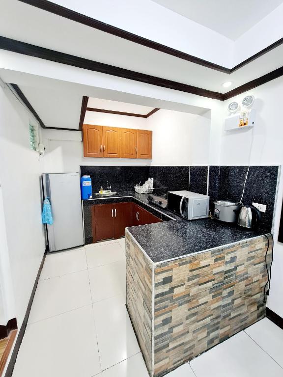 Kuchyň nebo kuchyňský kout v ubytování Calapan Transient House Acacia L37