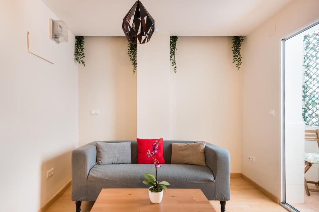 a living room with a couch and a table at Desconecta junto al Mercado Central de Alicante in Alicante