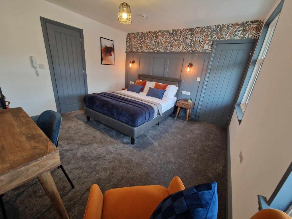 布里德靈頓的住宿－The Coastal Hideaway，卧室配有一张床和一张桌子及椅子