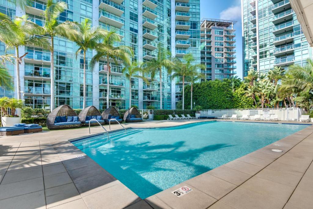 uma piscina com palmeiras e edifícios altos em Luxury Condo in Marina del Rey with Pool em Los Angeles