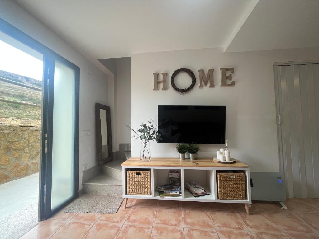 Casa Suu Valdelinares في فالديليناريس: غرفة معيشة مع تلفزيون وطاولة