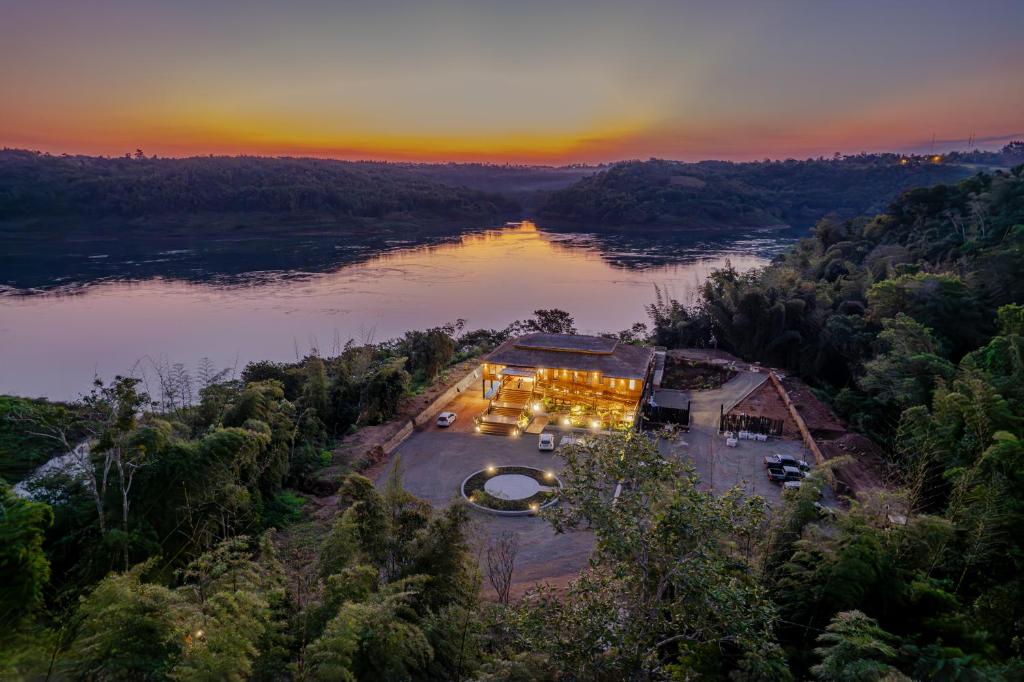 una vista aerea di una casa sul fiume di Reserva Natural Iguazú - Pristine Luxury Camp a Puerto Libertad