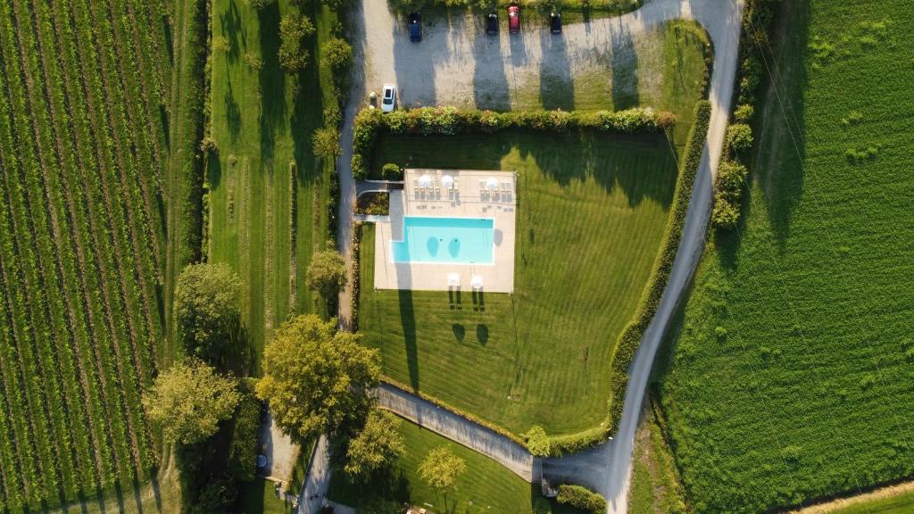 Bazén v ubytování Fenil Conter Cottage & Suite nebo v jeho okolí