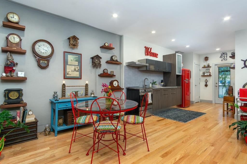 Pellom's Time Shop Street Level Apartment in Downtown Black Mtn!, Black Mountain (updated prices