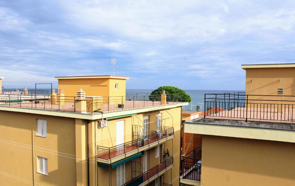 una vista dell'oceano dal balcone di un edificio di Renesmee Beach Apartment a Pietra Ligure